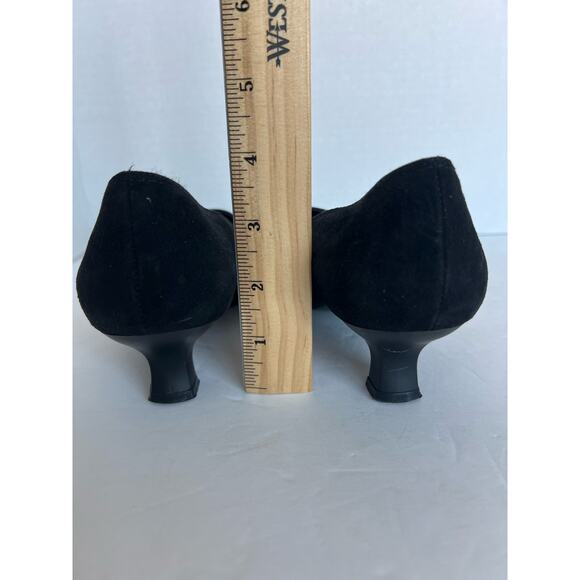 STUART WEITZMAN Black Perforated Suede Kitten Heel Pump Bow Shoes Sz 7.5M - Picture 6 of 9